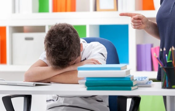 Sự ‘trừng phạt’ đáng sợ của người mẹ khiến nửa đêm con vẫn đòi học bài