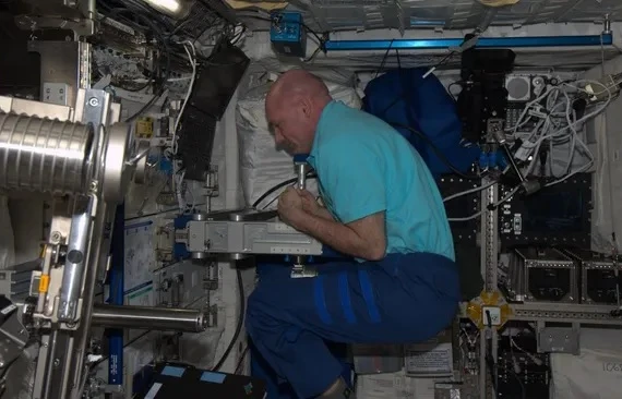 Dụng cụ giúp phi hành gia kiểm tra cân nặng trên Trạm ISS