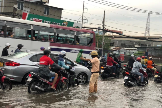 CSGT lội triều cường giải tỏa giao thông cửa ngỏ miền Tây