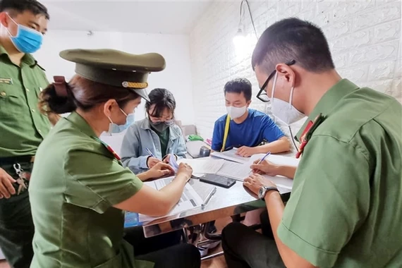 Bắt giám đốc lập 2 công ty bảo lãnh người nước ngoài nhập cảnh trái phép