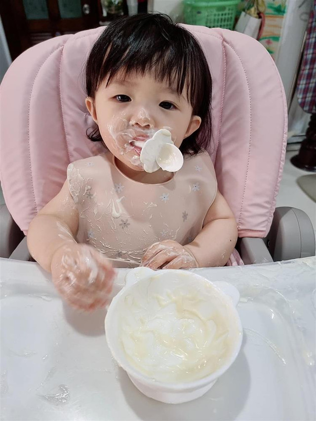 Con gái Đông Nhi ăn phô mai mà tưởng... đắp mặt nạ - Hình 2 Con gai Dong Nhi an pho mai ma tuong... dap mat na-Hinh-2