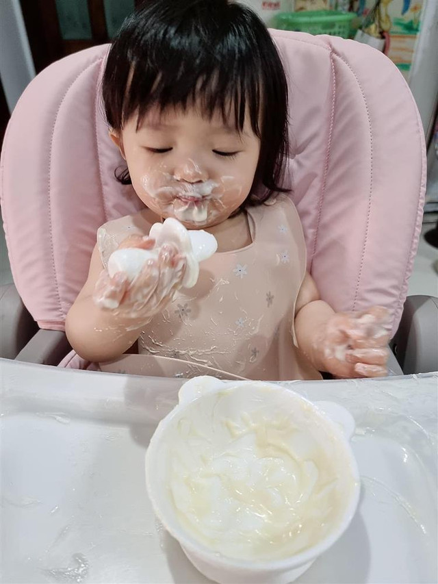 Con gái Đông Nhi ăn phô mai mà tưởng... đắp mặt nạ - Hình 4 Con gai Dong Nhi an pho mai ma tuong... dap mat na-Hinh-4