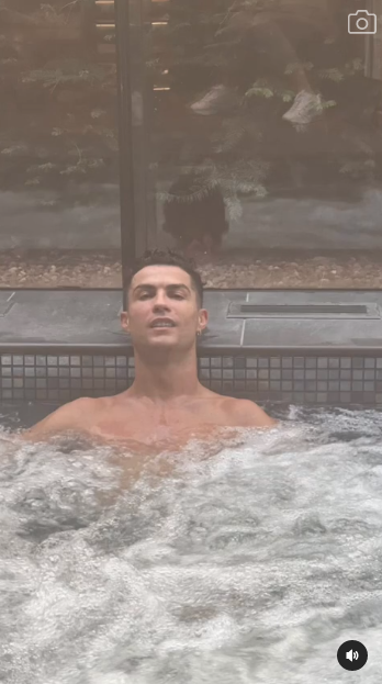 Lần đi tắm đêm CR7 từng hút 664 triệu người xem - Hình 4 Lan di tam dem CR7 tung hut 664 trieu nguoi xem-Hinh-4