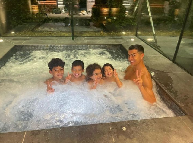 Lần đi tắm đêm CR7 từng hút 664 triệu người xem - Hình 3 Lan di tam dem CR7 tung hut 664 trieu nguoi xem-Hinh-3