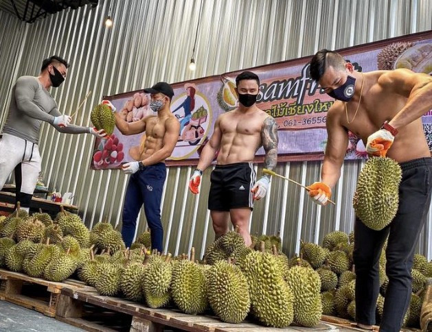 Trai đẹp 6 múi cởi trần bán sầu riêng gây xôn xao khắp phố - Hình 5 Trai dep 6 mui coi tran ban sau rieng gay xon xao khap pho-Hinh-5
