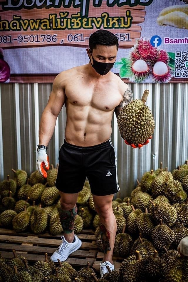 Trai đẹp 6 múi cởi trần bán sầu riêng gây xôn xao khắp phố - Hình 4 Trai dep 6 mui coi tran ban sau rieng gay xon xao khap pho-Hinh-4