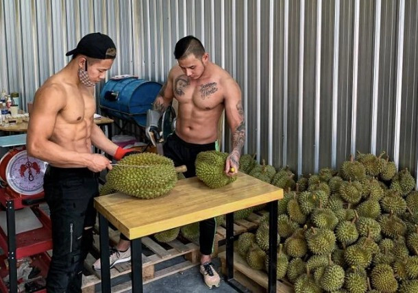 Trai đẹp 6 múi cởi trần bán sầu riêng gây xôn xao khắp phố - Hình 6 Trai dep 6 mui coi tran ban sau rieng gay xon xao khap pho-Hinh-6