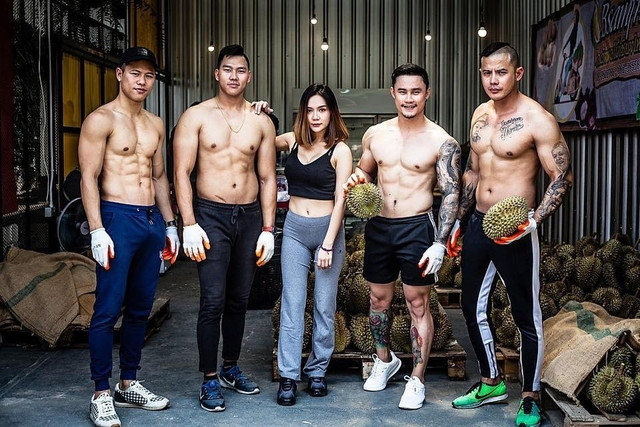 Trai đẹp 6 múi cởi trần bán sầu riêng gây xôn xao khắp phố - Hình 2 Trai dep 6 mui coi tran ban sau rieng gay xon xao khap pho-Hinh-2