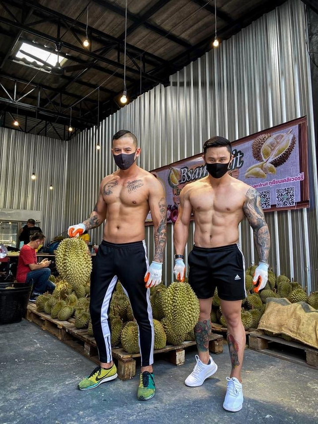 Trai đẹp 6 múi cởi trần bán sầu riêng gây xôn xao khắp phố - Hình 3 Trai dep 6 mui coi tran ban sau rieng gay xon xao khap pho-Hinh-3