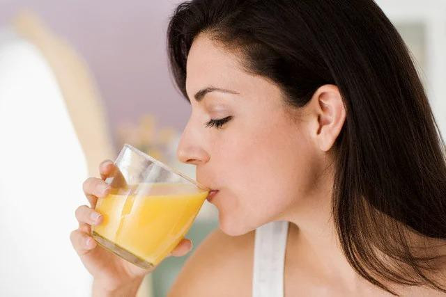 Những thời điểm ‘nhạy cảm’ khi uống nước cam Nhung thoi diem ‘nhay cam’ khi uong nuoc cam