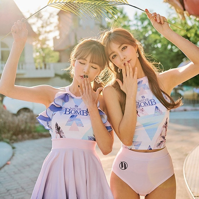 Gái xinh thoải mái lách luật ngầm ăn mặc tại lễ hội bom nước - Hình 14 Gai xinh thoai mai lach luat ngam an mac tai le hoi bom nuoc-Hinh-14