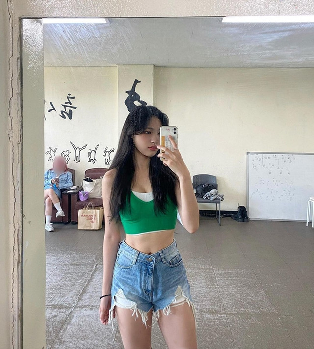 Gái xinh thoải mái lách luật ngầm ăn mặc tại lễ hội bom nước - Hình 17 Gai xinh thoai mai lach luat ngam an mac tai le hoi bom nuoc-Hinh-17