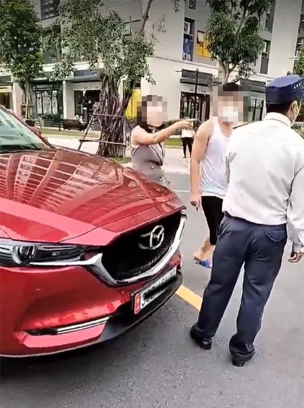Đỗ xe sai quy định, cặp vợ chồng lao vào tát bảo vệ khu đô thị Do xe sai quy dinh, cap vo chong lao vao tat bao ve khu do thi