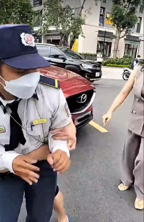 Đỗ xe sai quy định, cặp vợ chồng lao vào tát bảo vệ khu đô thị - Hình 3 Do xe sai quy dinh, cap vo chong lao vao tat bao ve khu do thi-Hinh-3