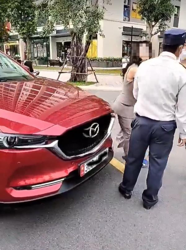 Đỗ xe sai quy định, cặp vợ chồng lao vào tát bảo vệ khu đô thị - Hình 2 Do xe sai quy dinh, cap vo chong lao vao tat bao ve khu do thi-Hinh-2