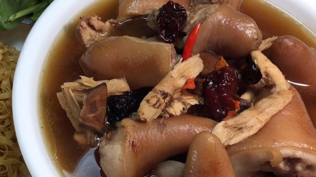 Canh chân giò hầm thuốc bắc cực tốt cho người dễ mắc cảm lạnh - Hình 4 Canh chan gio ham thuoc bac cuc tot cho nguoi de mac cam lanh-Hinh-4