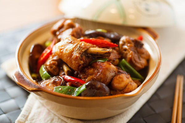 Canh chân giò hầm thuốc bắc cực tốt cho người dễ mắc cảm lạnh - Hình 3 Canh chan gio ham thuoc bac cuc tot cho nguoi de mac cam lanh-Hinh-3