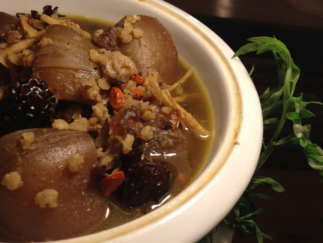 Canh chân giò hầm thuốc bắc cực tốt cho người dễ mắc cảm lạnh - Hình 5 Canh chan gio ham thuoc bac cuc tot cho nguoi de mac cam lanh-Hinh-5