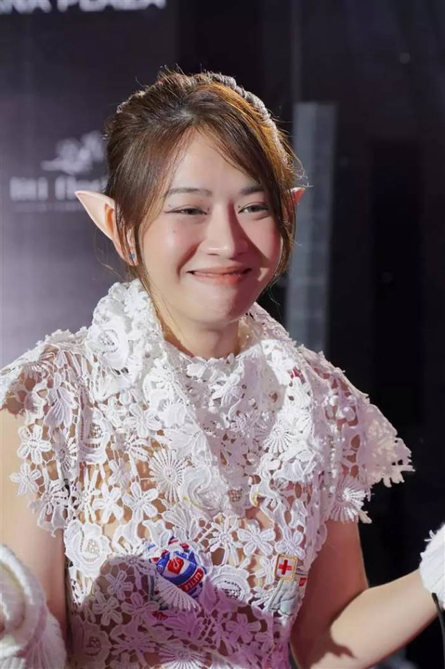 Lê Bống lộ chân cột đình trên thảm đỏ với bộ cánh kỳ quặc - Hình 2 Le Bong lo chan cot dinh tren tham do voi bo canh ky quac-Hinh-2