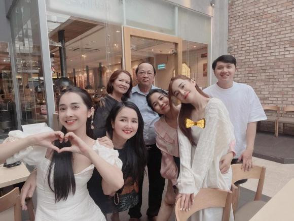 Em gái Nhã Phương khoe nhà, đưa bố mẹ vào Sài Gòn sống cùng - Hình 2 Em gai Nha Phuong khoe nha, dua bo me vao Sai Gon song cung-Hinh-2