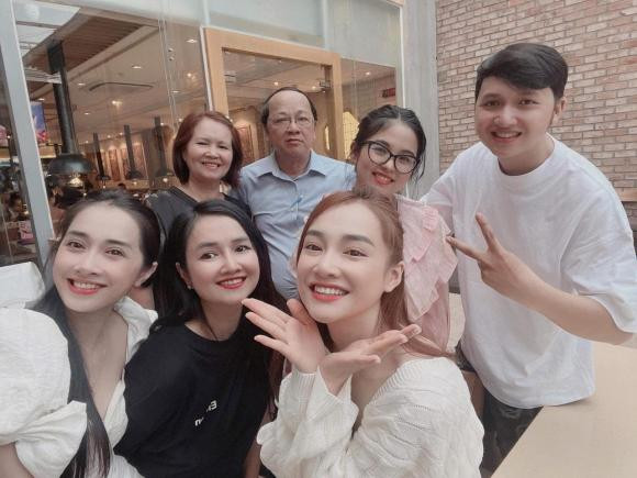 Em gái Nhã Phương khoe nhà, đưa bố mẹ vào Sài Gòn sống cùng Em gai Nha Phuong khoe nha, dua bo me vao Sai Gon song cung