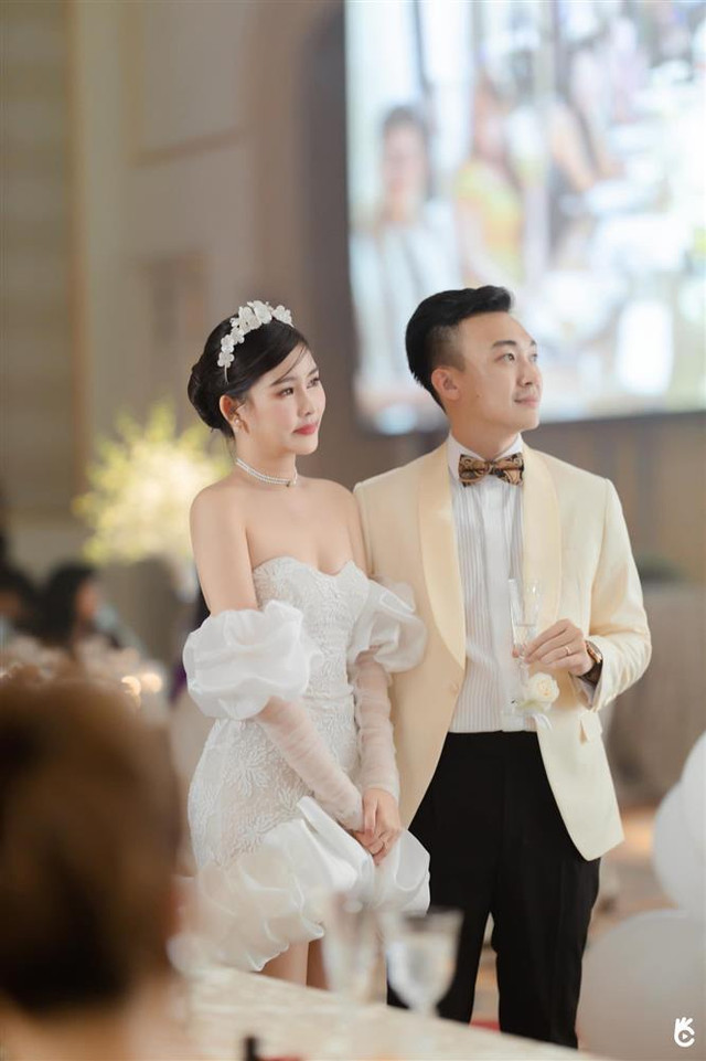 Lộ diện mỹ nhân bắt được hoa cưới Lê Âu Ngân Anh Lo dien my nhan bat duoc hoa cuoi Le Au Ngan Anh