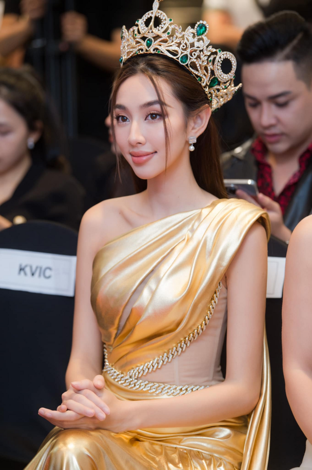"Thùy Tiên chưa từng livestream bán khô gà giống Top 10 Miss Grand"