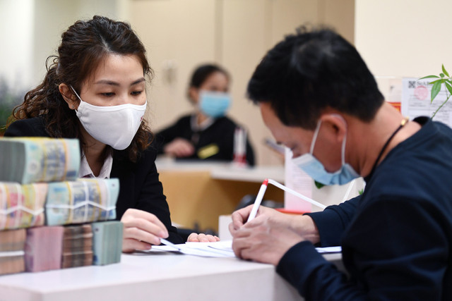 Khoảng 11% công nhân thường xuyên phải vay tiền để sinh hoạt Khoang 11% cong nhan thuong xuyen phai vay tien de sinh hoat