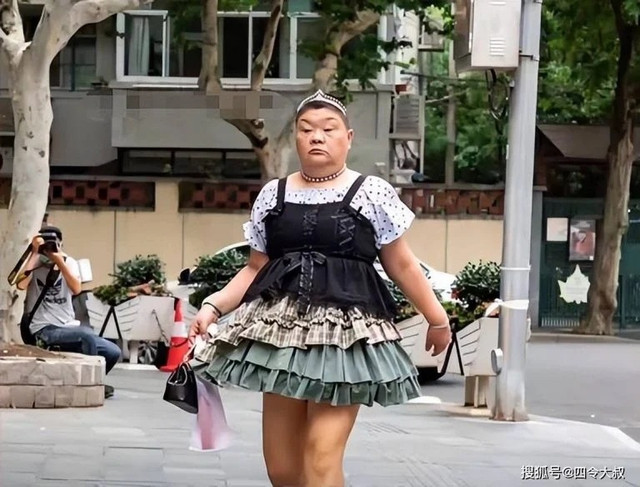 Người phụ nữ gây náo loạn cõi mạng với phong cách thời trang dị Nguoi phu nu gay nao loan coi mang voi phong cach thoi trang di