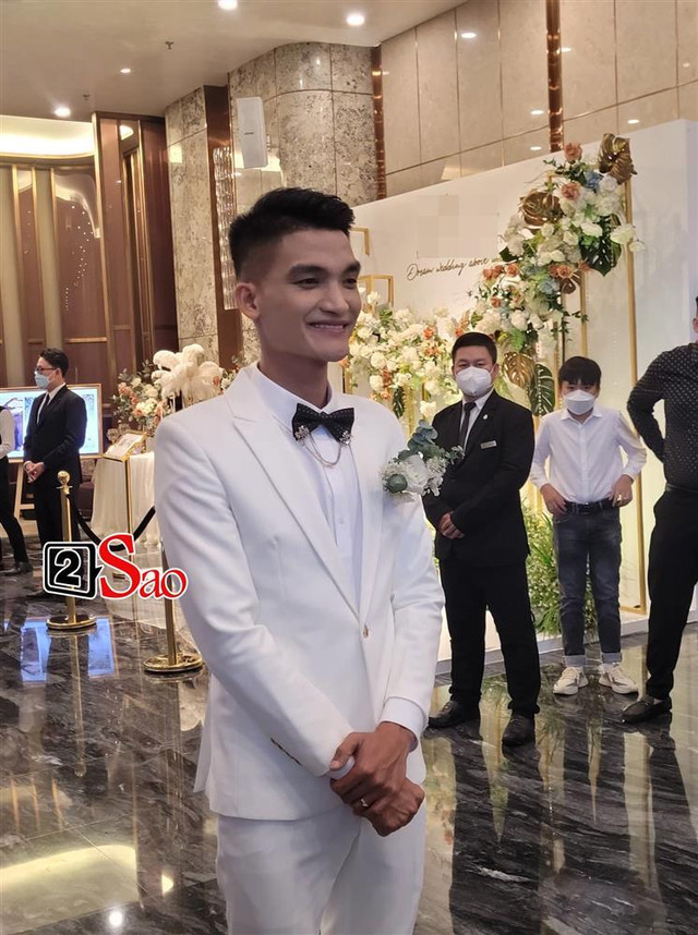 Hoài Linh bị vây kín khi xuất hiện tại đám cưới Mạc Văn Khoa Hoai Linh bi vay kin khi xuat hien tai dam cuoi Mac Van Khoa