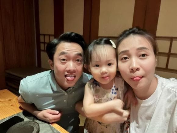 Con gái Cường Đô La được ba mẹ đưa đi thăm thú - Hình 8 Con gai Cuong Do La duoc ba me dua di tham thu-Hinh-8