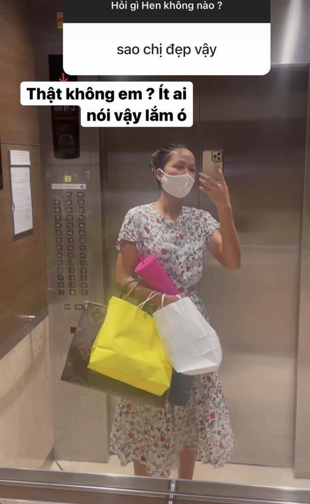 H'Hen Niê để mặc chị gái giặt chiếc túi 2000 USD như giặt giẻ lau - Hình 3 H'Hen Nie de mac chi gai giat chiec tui 2000 USD nhu giat gie lau-Hinh-3
