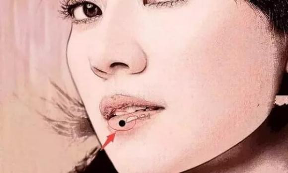 Trên mặt có 5 nốt ruồi này cuộc đời thật gập ghềnh - Hình 4 Tren mat co 5 not ruoi nay cuoc doi that gap ghenh-Hinh-4