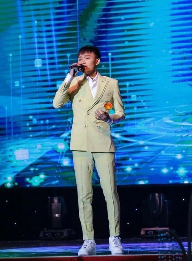 Hồ Văn Cường tiết kiệm nhất showbiz dù cát-xê 200 triệu/show? - Hình 2 Ho Van Cuong tiet kiem nhat showbiz du cat-xe 200 trieu/show?-Hinh-2