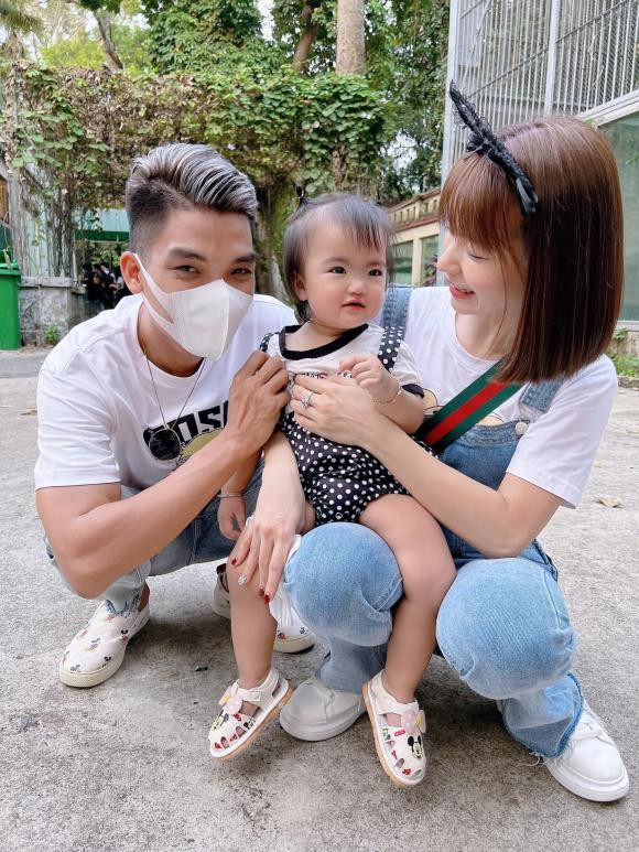 Mạc Văn Khoa đưa con đi sở thú, biểu cảm nhóc tỳ siêu cute - Hình 2 Mac Van Khoa dua con di so thu, bieu cam nhoc ty sieu cute-Hinh-2