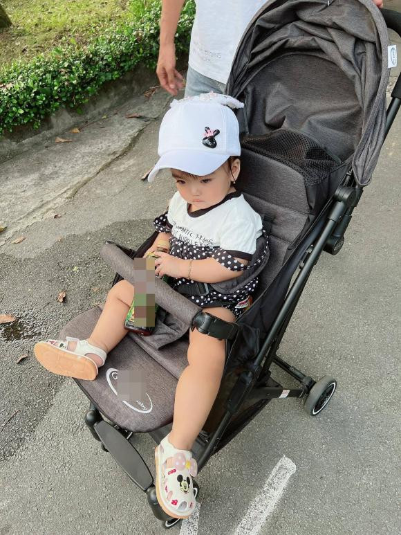 Mạc Văn Khoa đưa con đi sở thú, biểu cảm nhóc tỳ siêu cute - Hình 3 Mac Van Khoa dua con di so thu, bieu cam nhoc ty sieu cute-Hinh-3