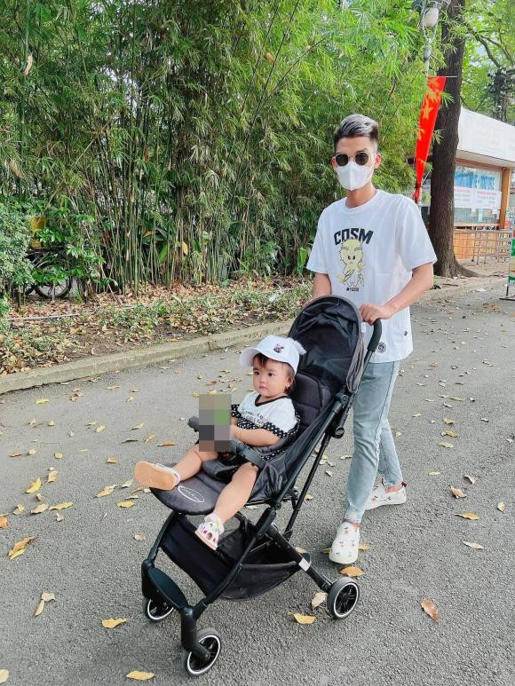 Mạc Văn Khoa đưa con đi sở thú, biểu cảm nhóc tỳ siêu cute - Hình 5 Mac Van Khoa dua con di so thu, bieu cam nhoc ty sieu cute-Hinh-5