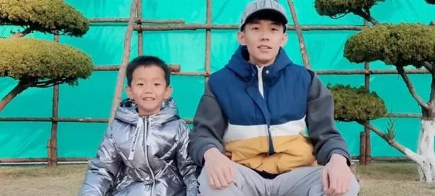 Ông bố U40 gây sốt "gương mặt học sinh, tuổi phụ huynh" - Hình 2 Ong bo U40 gay sot