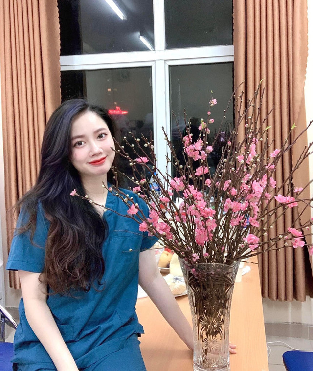 Nữ y tá mặc đồ bảo hộ, nhảy múa trong ca trực Tết Nu y ta mac do bao ho, nhay mua trong ca truc Tet