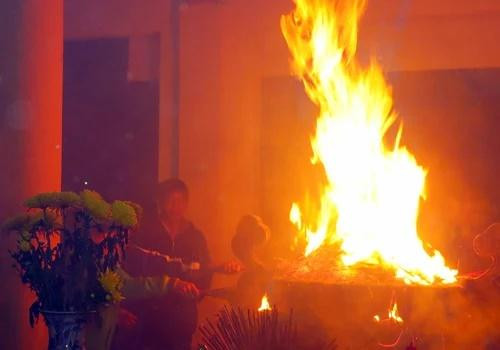 6 điềm báo bàn thờ hung hạn, cuối năm gia chủ phải cẩn thận - Hình 3 6 diem bao ban tho hung han, cuoi nam gia chu phai can than-Hinh-3