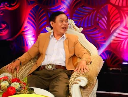 'Vua nhạc sến' Vinh Sử 3 lần tự 'xây mộ' cho mình 'Vua nhac sen' Vinh Su 3 lan tu 'xay mo' cho minh