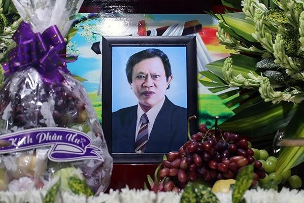 'Vua nhạc sến' Vinh Sử 3 lần tự 'xây mộ' cho mình - Hình 3 'Vua nhac sen' Vinh Su 3 lan tu 'xay mo' cho minh-Hinh-3