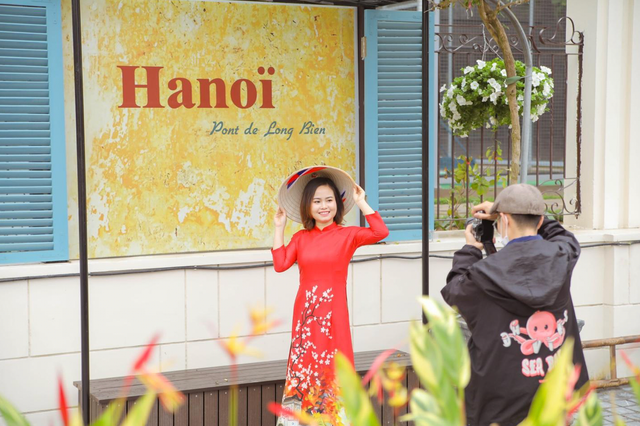 Không khí chợ Tết xưa - nay tại phố đi bộ Hà Nội - Hình 3 Khong khi cho Tet xua - nay tai pho di bo Ha Noi-Hinh-3