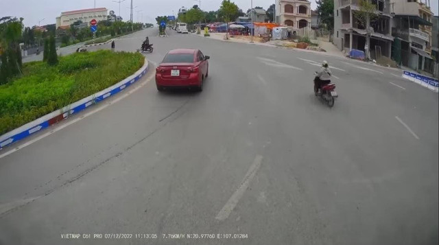 Ô tô và xe máy va chạm tại vòng xuyến vì lỗi sơ đẳng O to va xe may va cham tai vong xuyen vi loi so dang