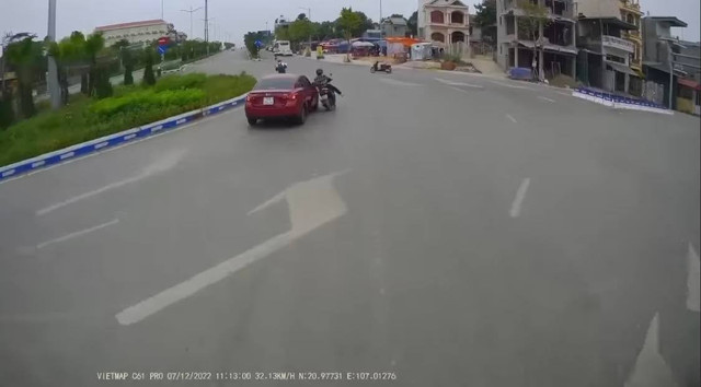 Ô tô và xe máy va chạm tại vòng xuyến vì lỗi sơ đẳng - Hình 3 O to va xe may va cham tai vong xuyen vi loi so dang-Hinh-3