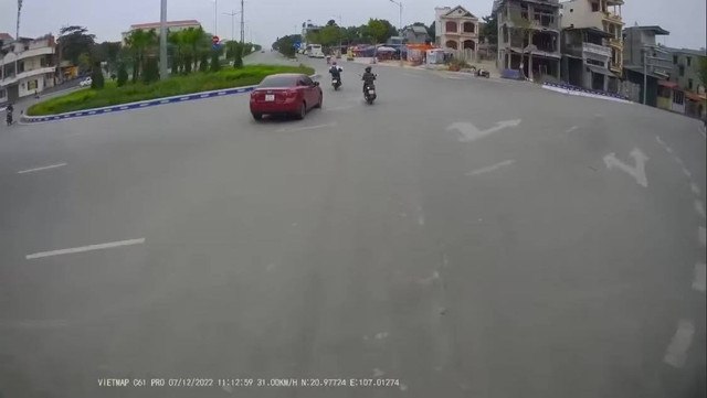 Ô tô và xe máy va chạm tại vòng xuyến vì lỗi sơ đẳng - Hình 2 O to va xe may va cham tai vong xuyen vi loi so dang-Hinh-2