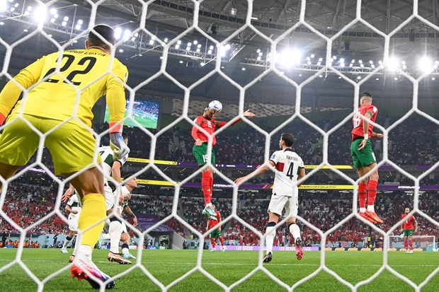 Bồ Đào Nha 0-1 Morocco: Nước mắt đã rơi trên gò má Ronaldo - Hình 2 Bo Dao Nha 0-1 Morocco: Nuoc mat da roi tren go ma Ronaldo-Hinh-2