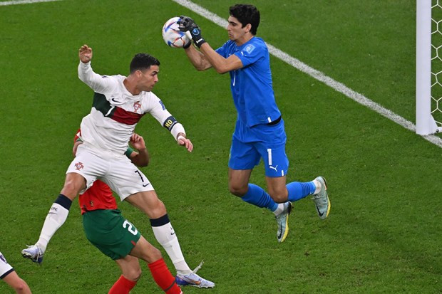 Bồ Đào Nha 0-1 Morocco: Nước mắt đã rơi trên gò má Ronaldo - Hình 3 Bo Dao Nha 0-1 Morocco: Nuoc mat da roi tren go ma Ronaldo-Hinh-3