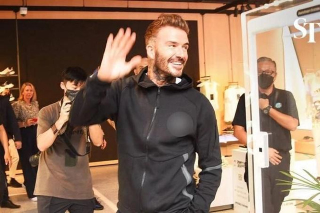 David Beckham gây sốt vì ở lại kê dọn bàn ghế sau sự kiện David Beckham gay sot vi o lai ke don ban ghe sau su kien