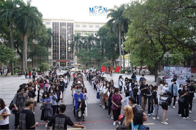 "Lên trăng" cùng sự kiện chào tân sinh viên trường Báo "Lên trăng" cùng sự kiện chào tân sinh viên trường Báo ảnh 1